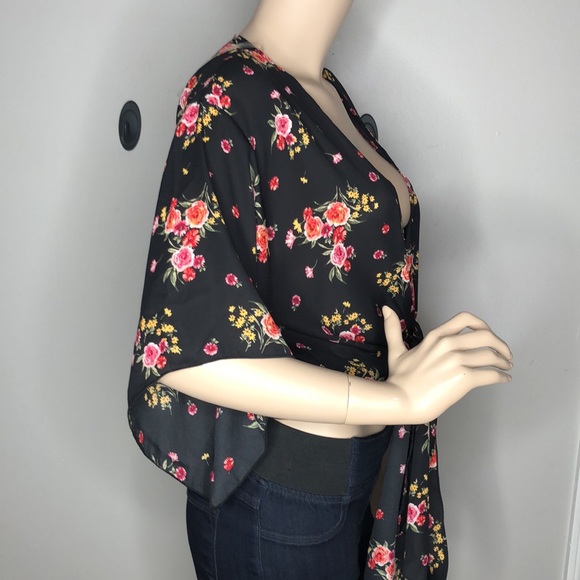 Black Floral Tie Front Boho style top - Picture 6 of 7